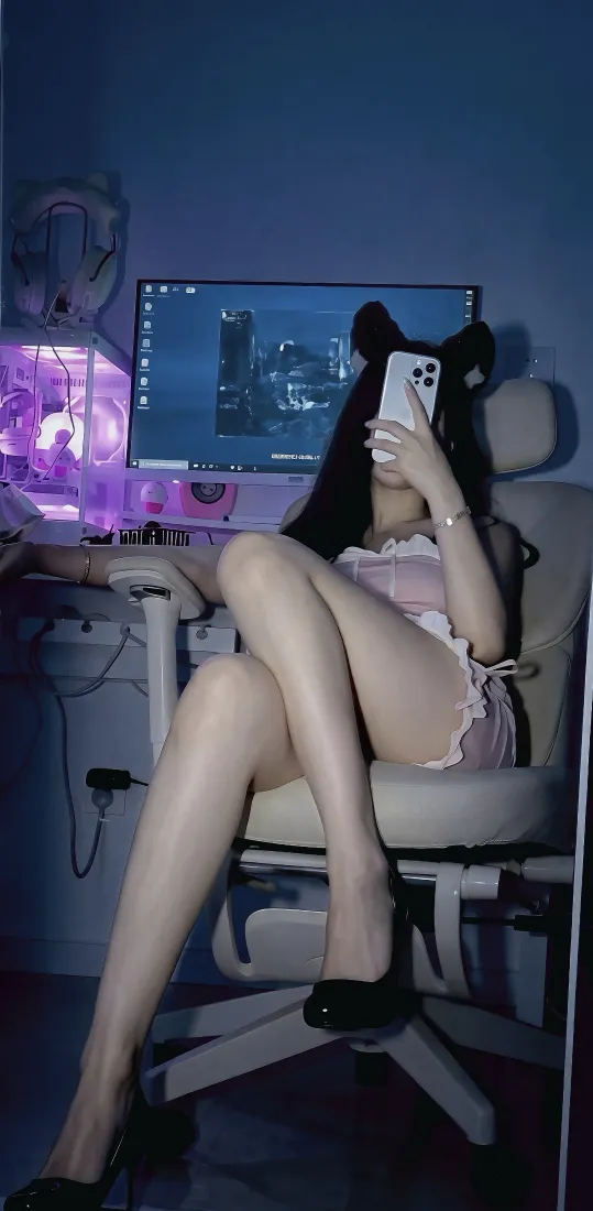 性感女生自拍手机壁纸｜电竞房背景图片 - 睡衣长腿氛围感「哲风壁纸」