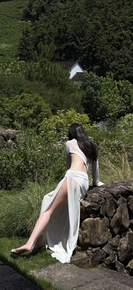 白衣美女手机壁纸｜山林石墙背景图片 - 户外写真「哲风壁纸」