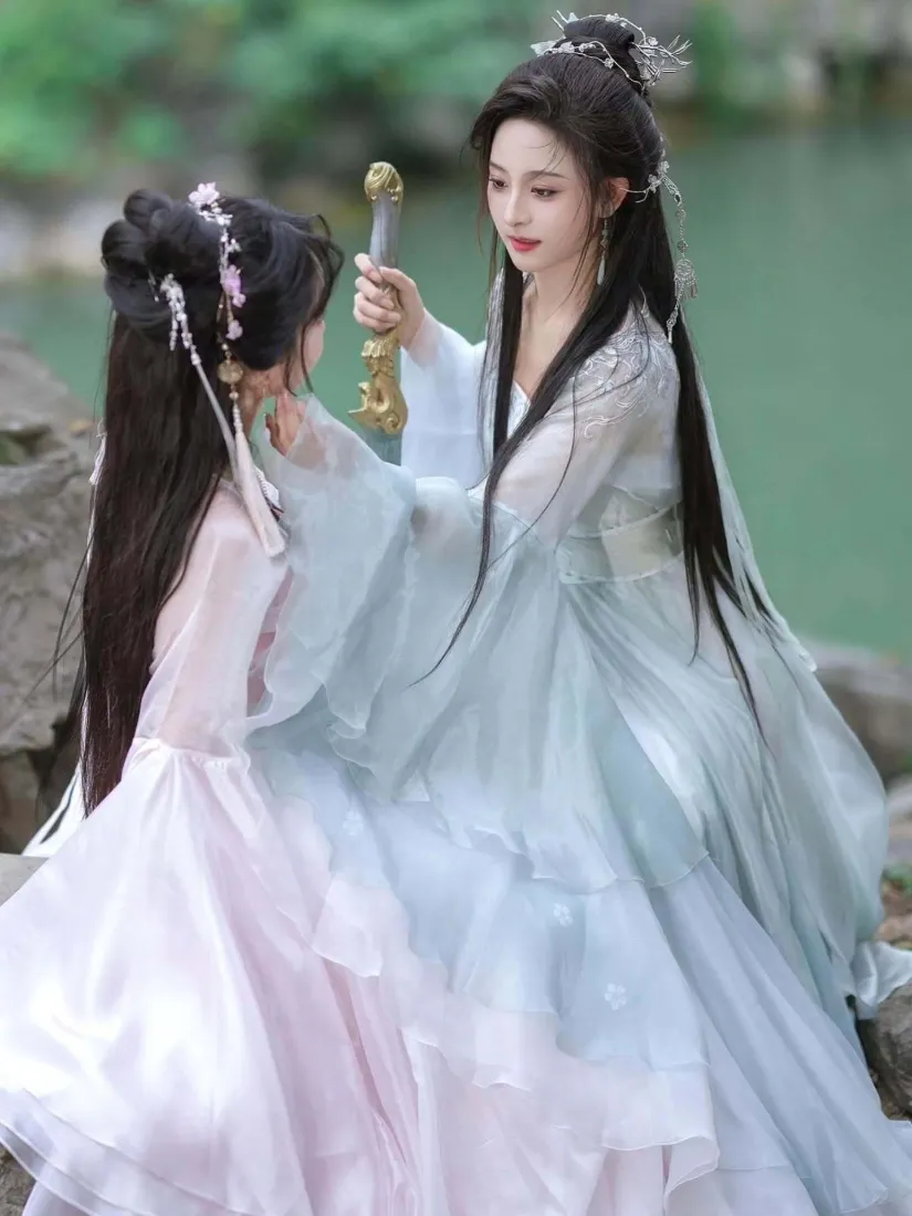 古风双姝持剑｜背景图片 - 湖畔汉服侠女写真「哲风壁纸」