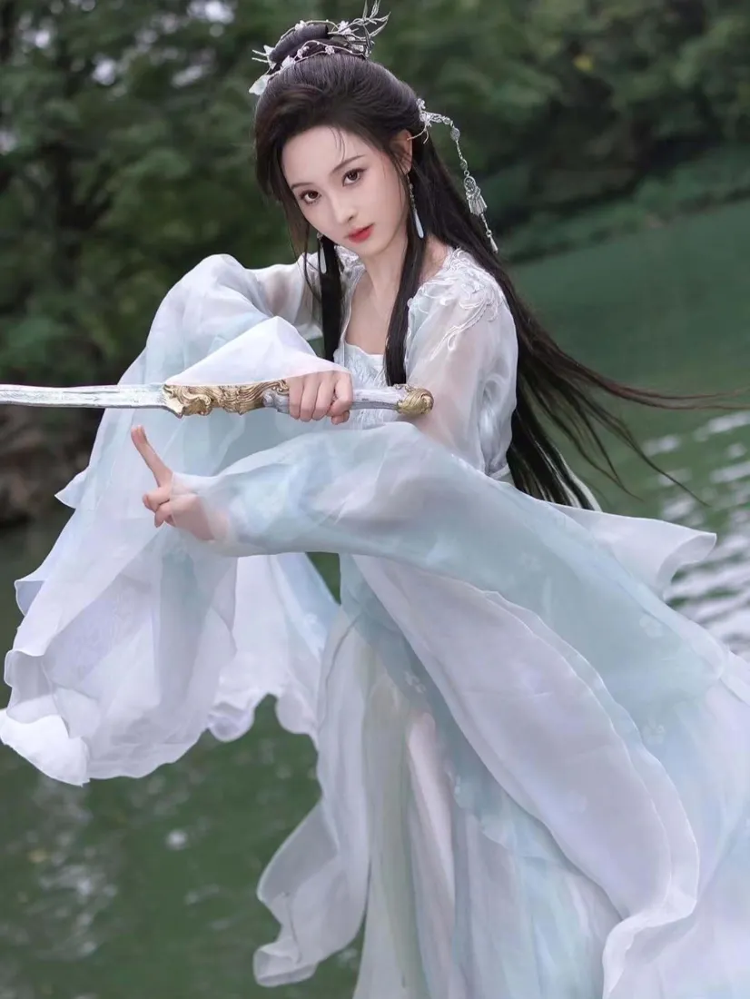 白衣古风侠女手机壁纸｜持剑舞剑背景图片 - 清冷仙气汉服美女「哲风壁纸」