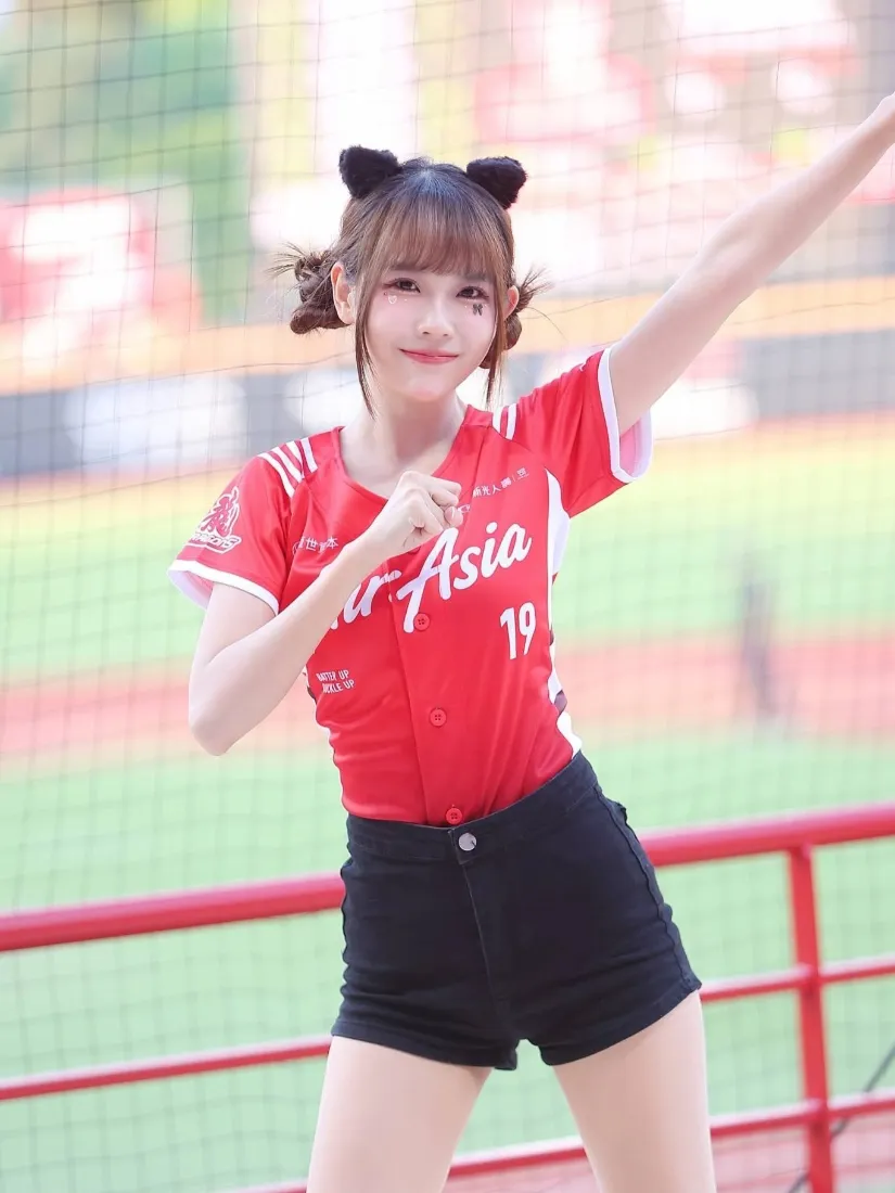 啦啦队女孩手机壁纸｜红衣猫耳球场背景图片 - 元气应援美少女「哲风壁纸」