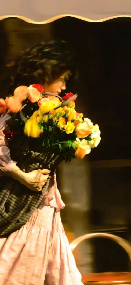 花束手机壁纸｜复古捧花女子暖调背景图片「哲风壁纸」