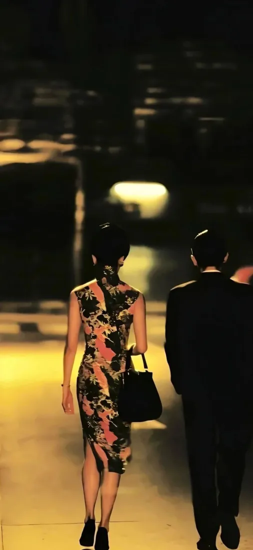 旗袍｜夜景街拍背景图片 - 无袖印花旗袍女子背影「哲风壁纸」