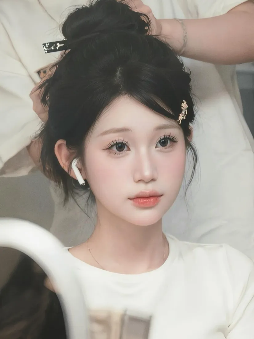可爱少女对镜自拍｜白色T恤盘发造型背景图片 - 软萌清新氛围感「哲风壁纸」