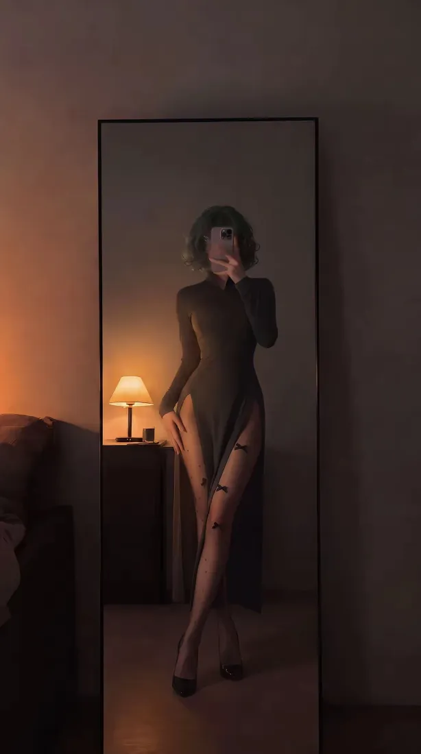 性感旗袍美女手机壁纸｜暖光卧室背景图片 - 对镜自拍迷人写真「哲风壁纸」