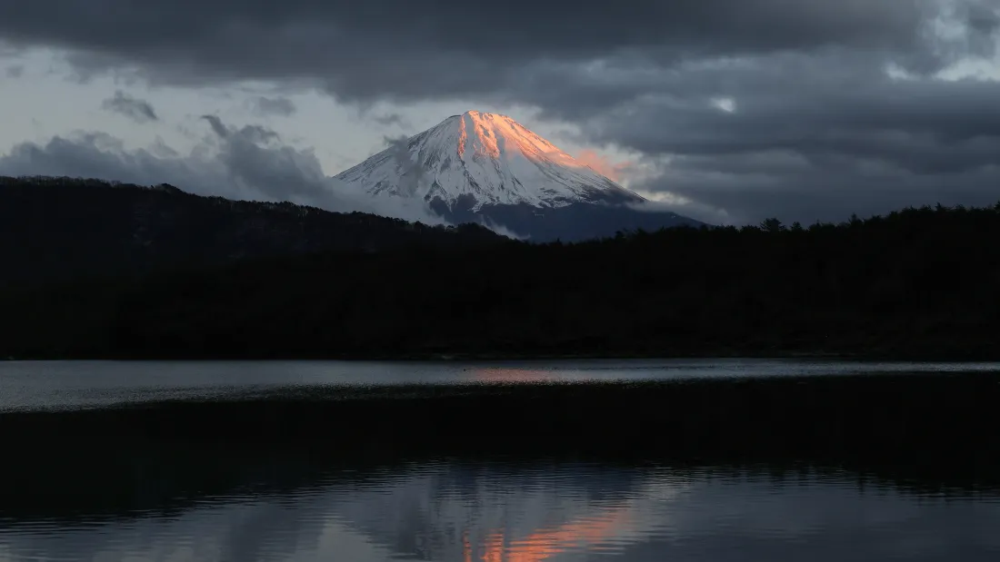 4k雪山湖泊暮色壁纸｜阴云雪峰背景图片 - 静谧冷调山景「哲风壁纸」