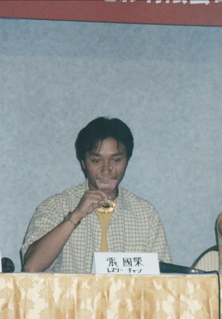 4k短发壁纸 - 举杯 - 桌牌 - 麦克风「哲风壁纸」