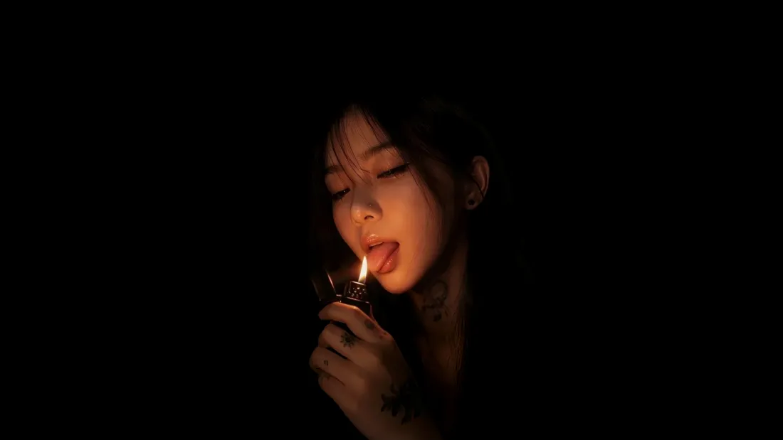 4k暗火美女壁纸｜打火机背景图片 - 纯黑氛围感人像「哲风壁纸」