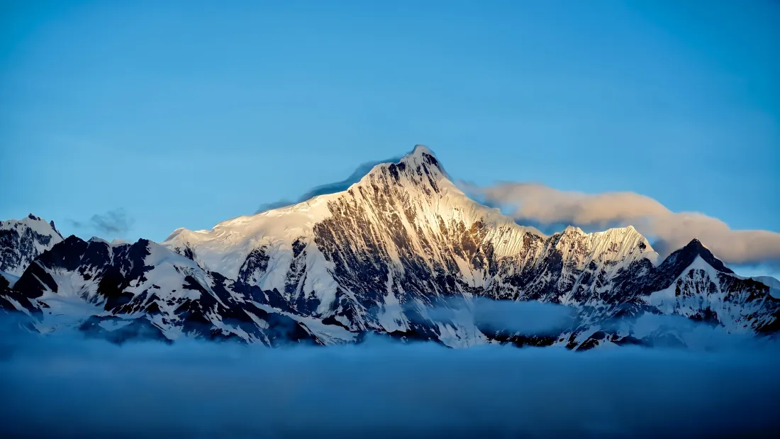 3k南迦巴瓦峰壁纸｜日照金山背景图片 - 雪山云海蓝天「哲风壁纸」
