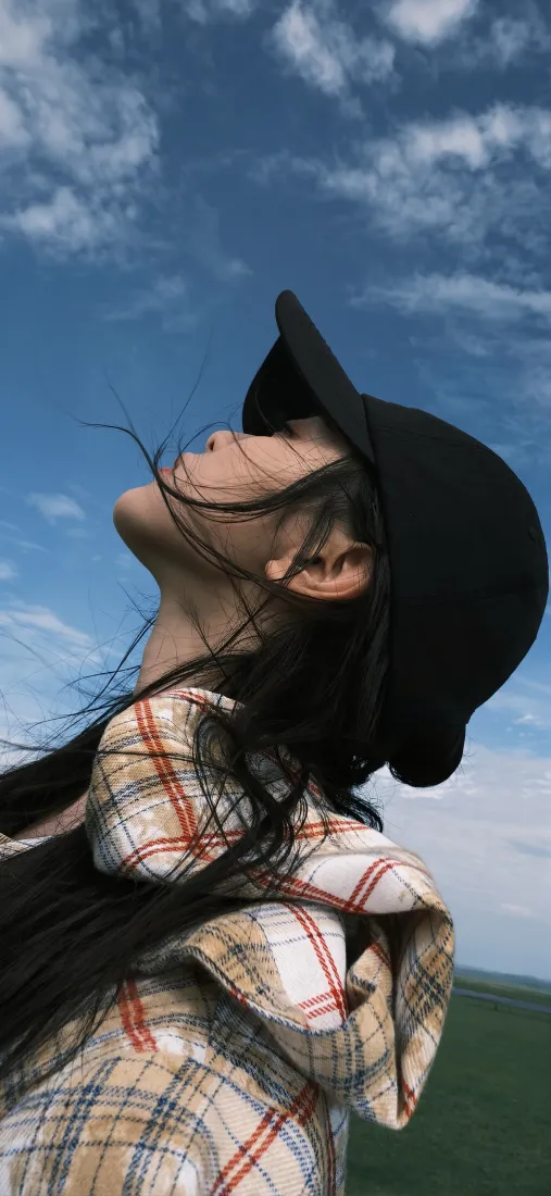 仰头少女手机壁纸｜蓝天草地背景图片 - 黑帽格纹衬衫「哲风壁纸」