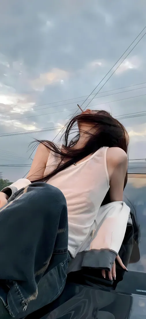 长发美女手机壁纸｜天台背景图片 - 粉白背心氛围感写真「哲风壁纸」
