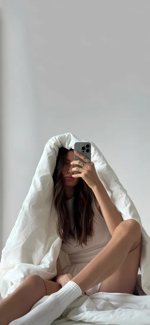白被裹身美女手机壁纸｜卧室对镜自拍背景图片 - 慵懒居家氛围感「哲风壁纸」