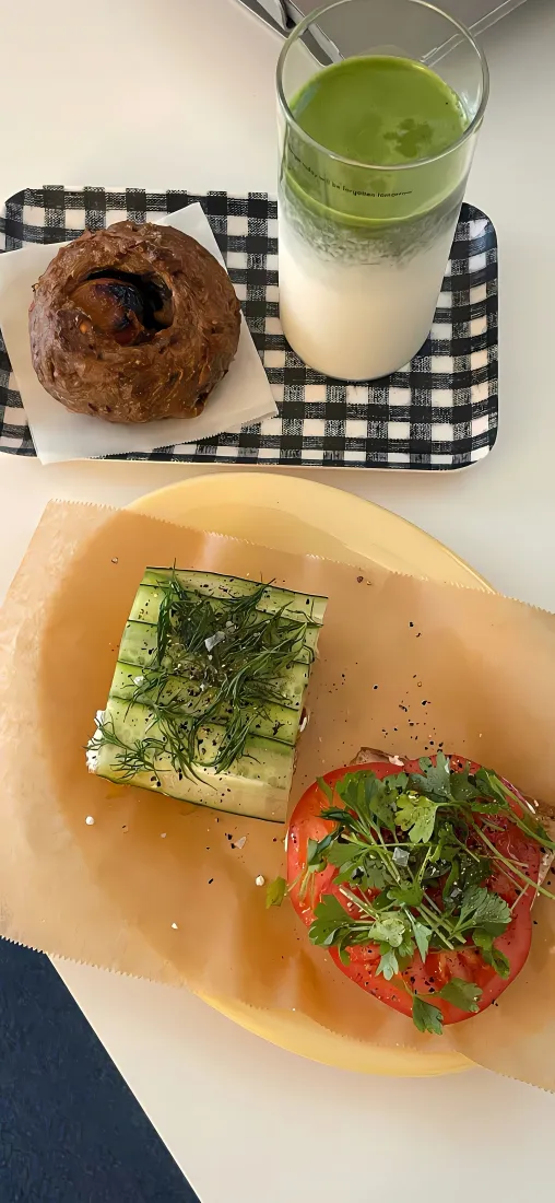 下午茶｜轻食餐点背景图片 - 抹茶拿铁欧包番茄小食「哲风壁纸」