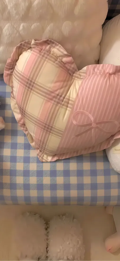 爱心抱枕手机壁纸｜粉色格纹背景图片 - 少女心卧室软饰「哲风壁纸」