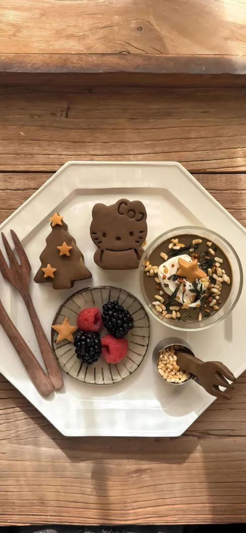 HelloKitty巧克力甜点｜下午茶背景图片 - 圣诞树莓果木桌「哲风壁纸」