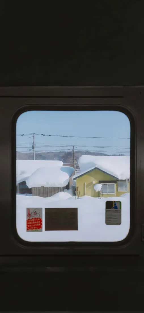 雪乡小屋手机壁纸｜冬日雪景背景图片 - 厚雪民居电线杆「哲风壁纸」