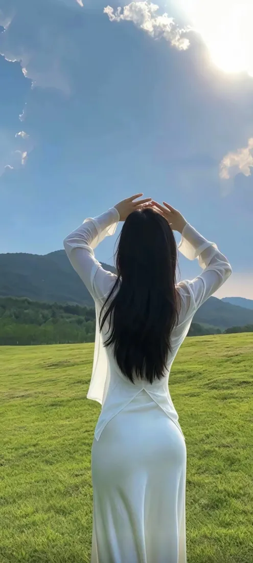 白衣美女背影手机壁纸｜草原晴空背景图片 - 山间阳光长发写真「哲风壁纸」