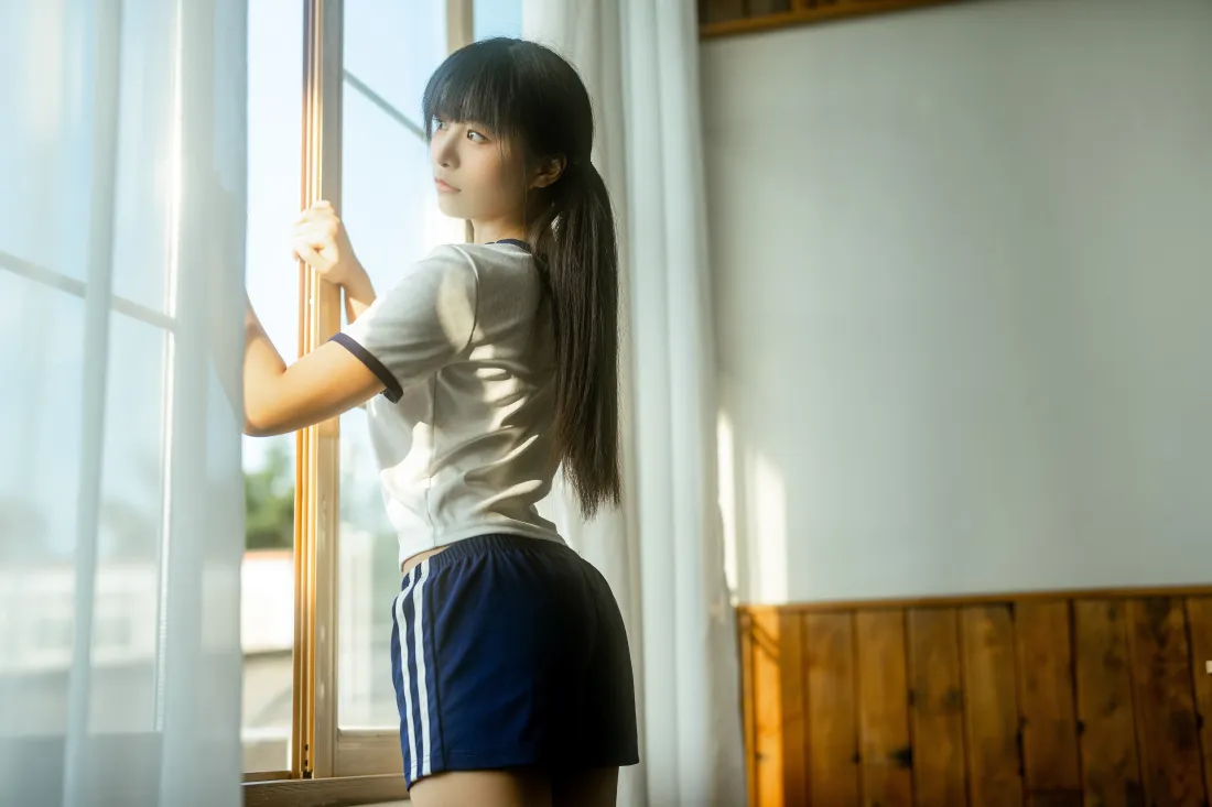 6k体操服少女cos壁纸｜窗边逆光背景图片 - 马尾运动穿搭「哲风壁纸」
