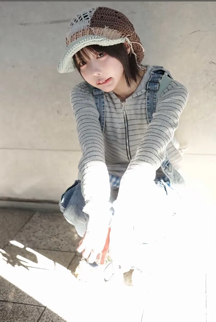 短发少女手机壁纸｜街头随性背景图片 - 牛仔穿搭「哲风壁纸」