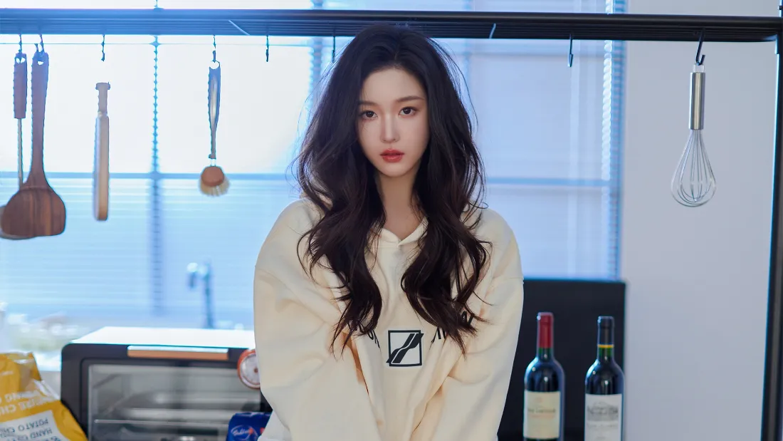 2k章若楠壁纸｜厨房背景图片 - 米白卫衣长发美女「哲风壁纸」