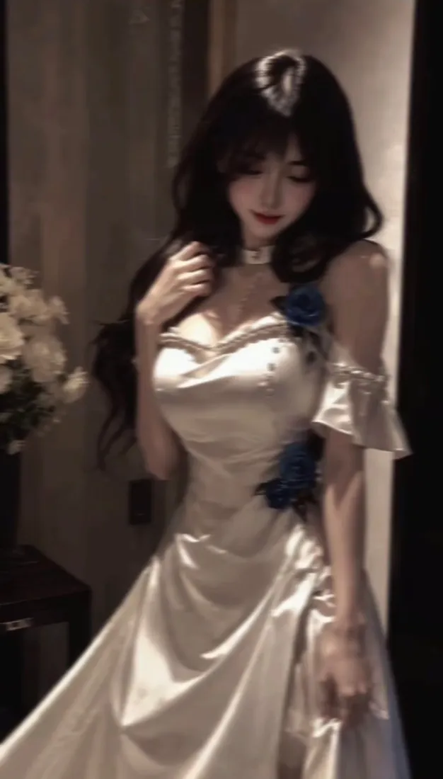 礼服美女手机壁纸｜暖调室内背景图片 - 香槟金抹胸长裙「哲风壁纸」