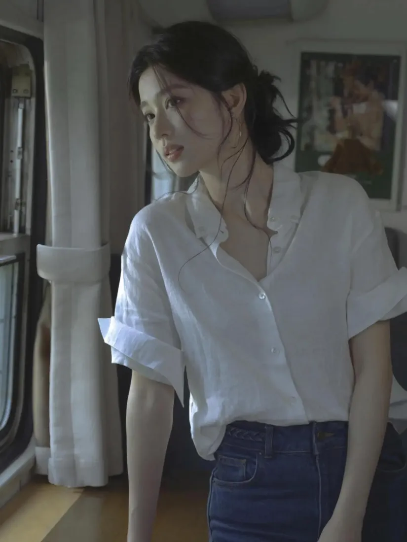 白衬衫美女手机壁纸｜室内窗边背景图片 - 低盘发清冷氛围感少女「哲风壁纸」