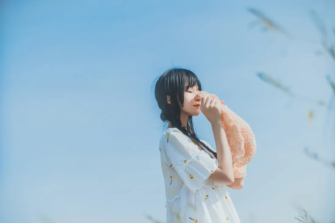 6k清新少女壁纸｜蓝天背景图片 - 白衣黑发麻花辫户外写真「哲风壁纸」