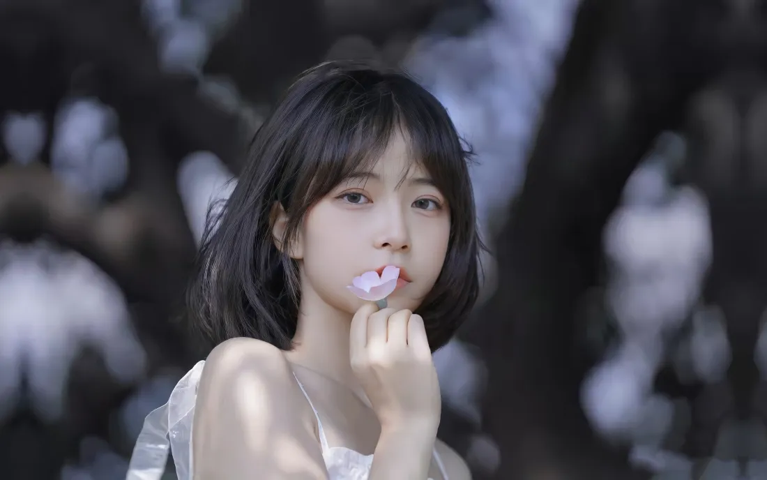 4k短发清纯美女壁纸｜白色吊带背景图片 - 林间花影「哲风壁纸」