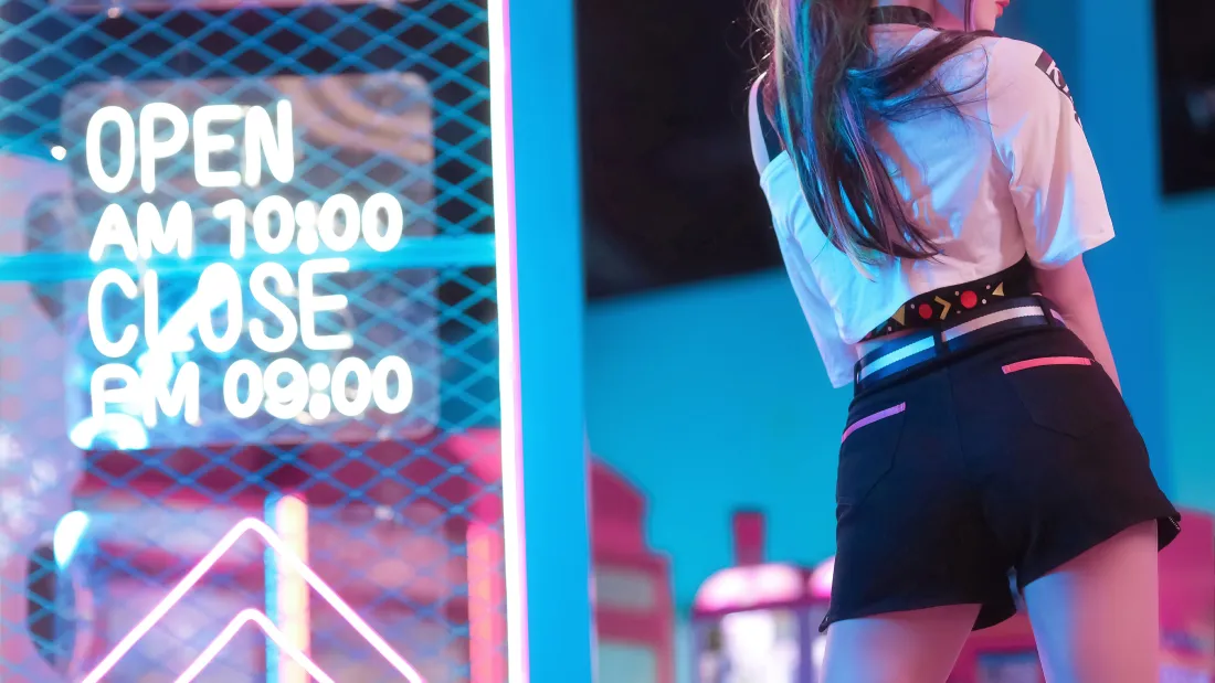 4k霓虹街拍美女壁纸｜蓝粉赛博背景图片 - 短裙少女「哲风壁纸」