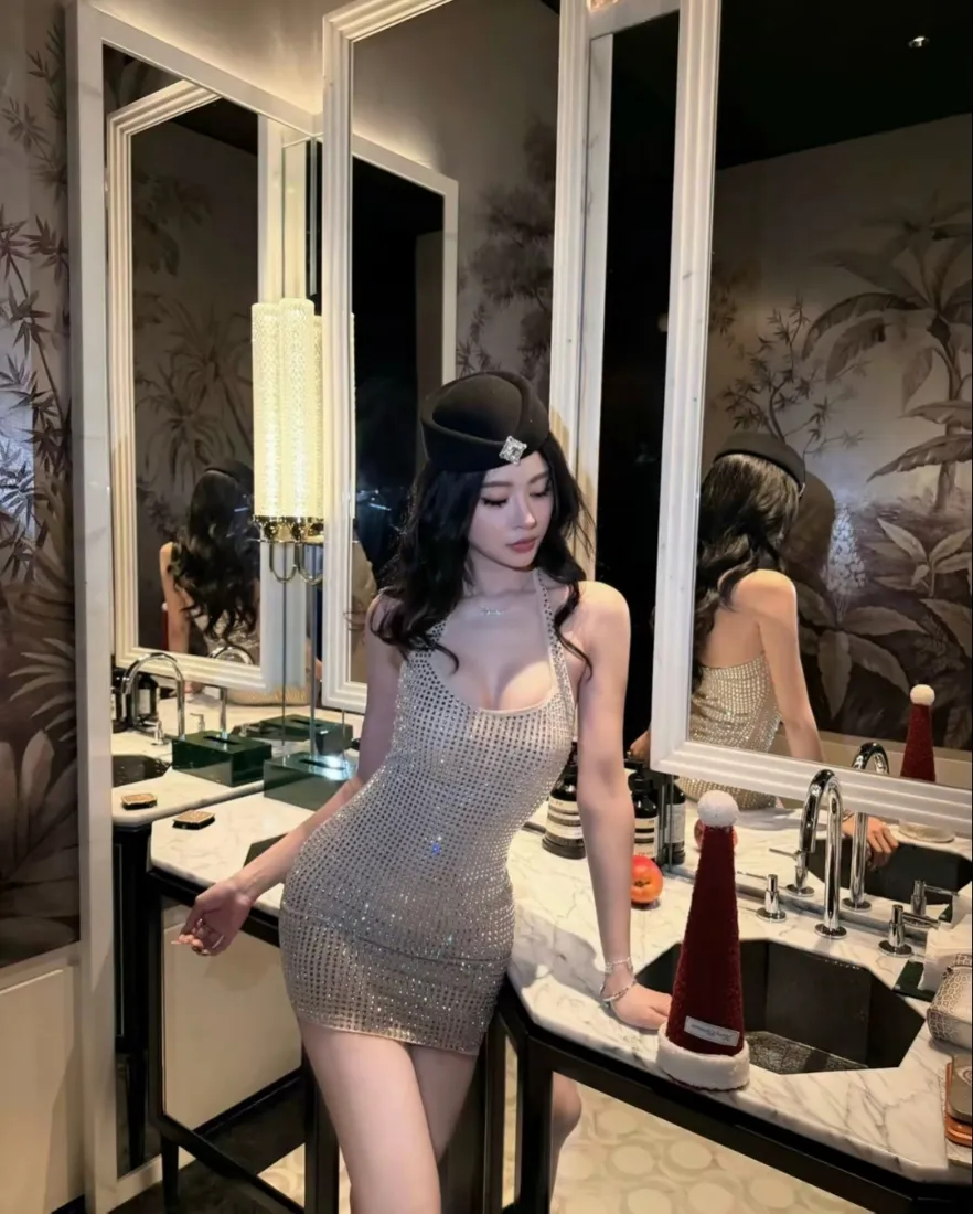 性感吊带裙美女手机壁纸｜浴室背景图片 - 御姐氛围感「哲风壁纸」