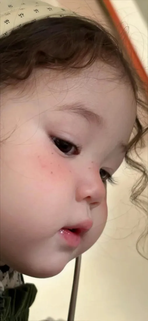 幼童侧脸手机壁纸｜暖调近景背景图片 - 卷发宝宝居家「哲风壁纸」