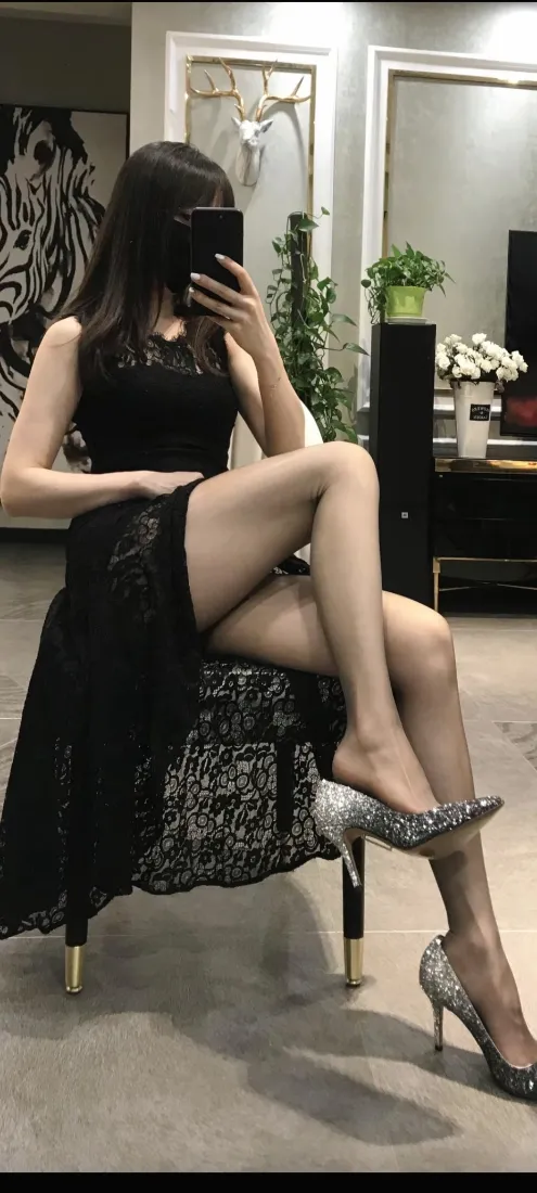 黑裙长腿美女手机壁纸｜室内对镜自拍背景图片 - 高跟穿搭「哲风壁纸」