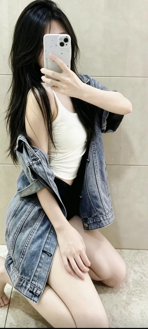对镜自拍美女手机壁纸｜居家背景图片 - 牛仔外套白背心「哲风壁纸」