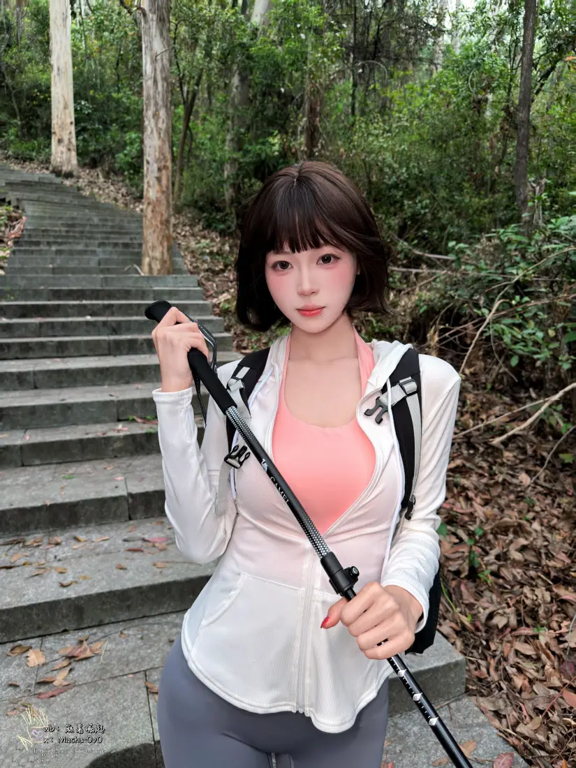 登山美女手机壁纸｜山林石阶背景图片 - 短发运动风户外登山「哲风壁纸」