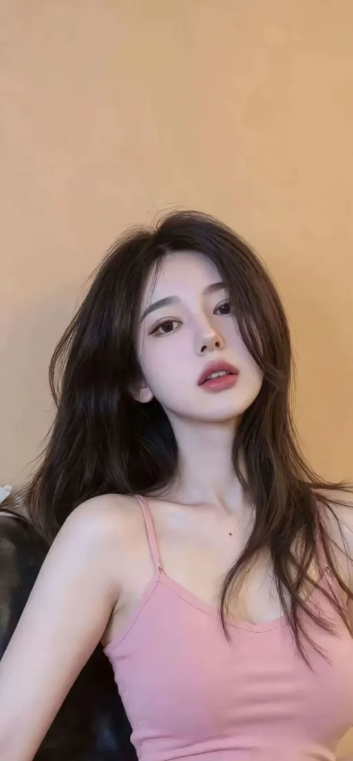 长发美女手机壁纸｜粉色吊带背景图片 - 纯欲氛围感室内人像「哲风壁纸」