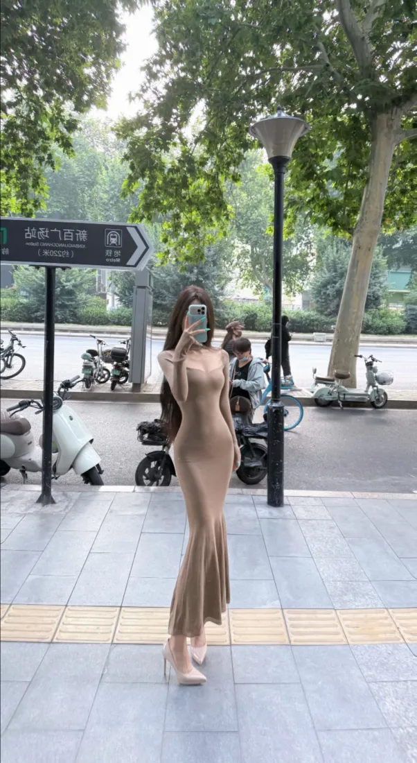 卡其色鱼尾长裙美女手机壁纸｜城市街拍背景图片 - 户外人行道自拍「哲风壁纸」