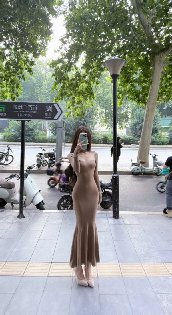 卡其色鱼尾裙美女手机壁纸｜城市街拍背景图片 - 户外人行道「哲风壁纸」