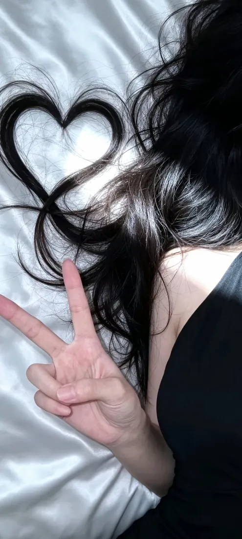 长发美女比心手机壁纸｜白色床单背景 - 黑色吊带氛围感自拍「哲风壁纸」