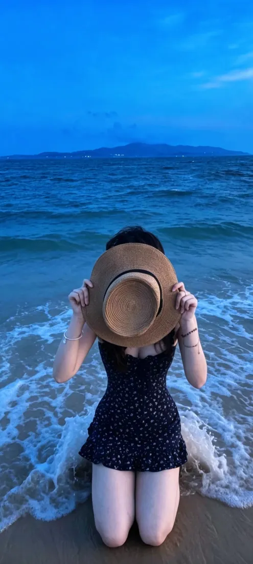 海边美女手机壁纸｜蓝色海滩背景图片 - 草帽少女背影「哲风壁纸」