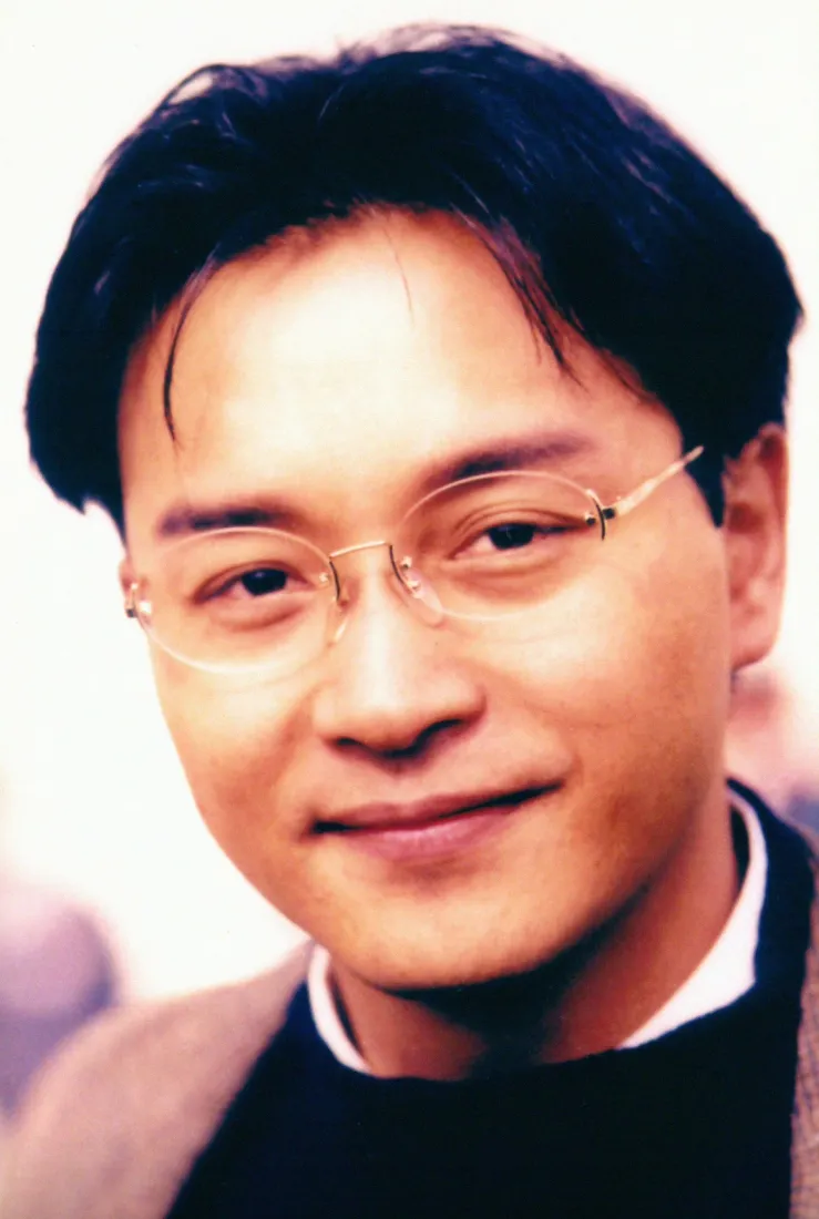 张国荣手机壁纸｜背景图片 - 金丝眼镜温柔浅笑复古人像「哲风壁纸」