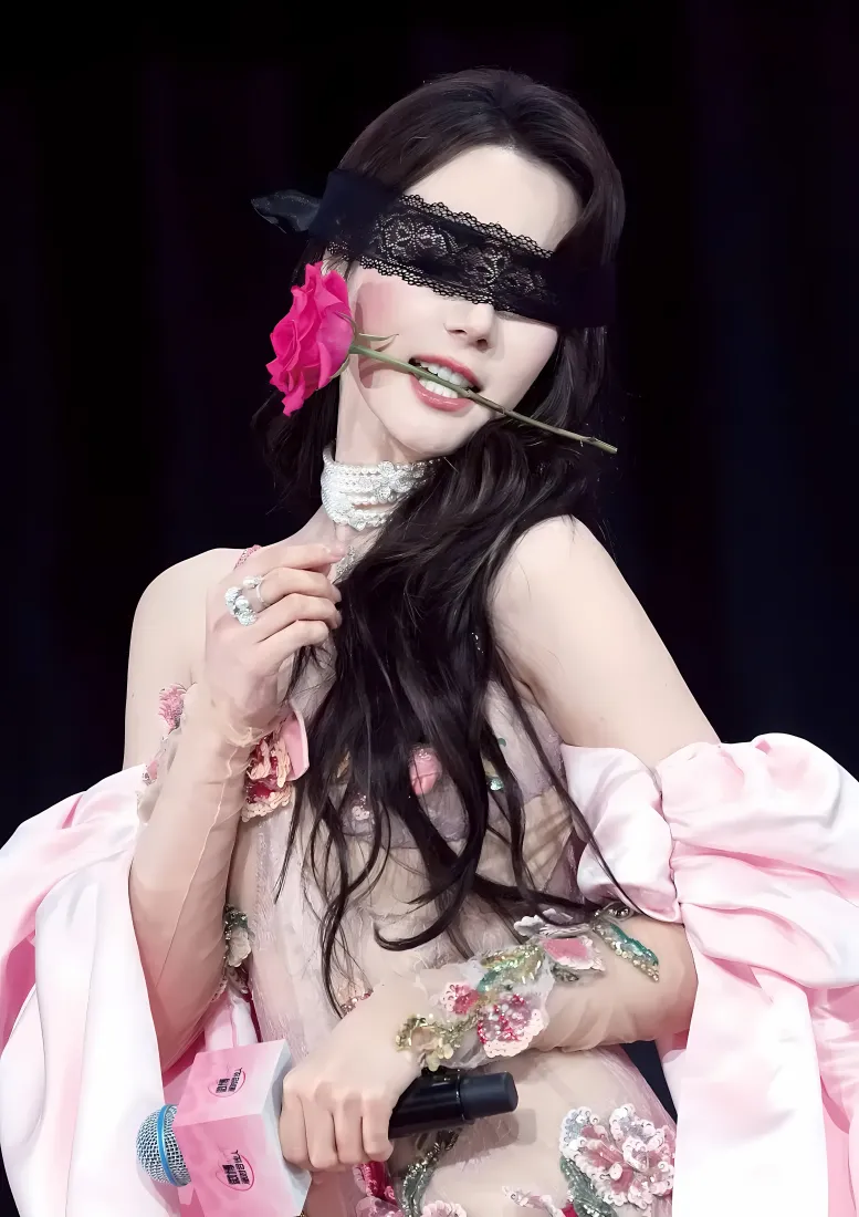 迪丽热巴手机壁纸｜蕾丝眼罩玫瑰背景图片 - 粉色刺绣长裙魅惑写真「哲风壁纸」