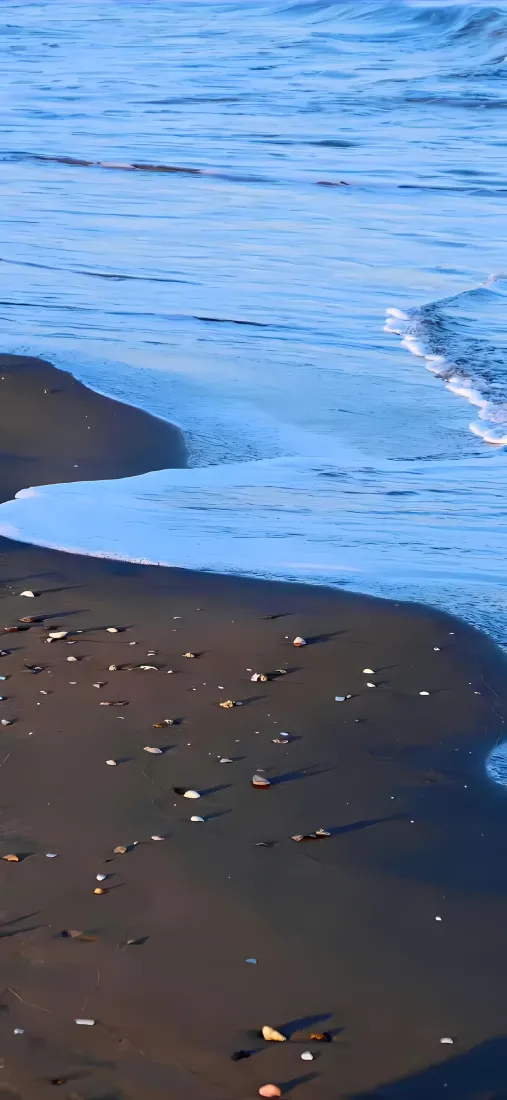 湖水湖岸水波手机壁纸｜自然风景背景图片 - 静谧湖滩碎石水纹「哲风壁纸」