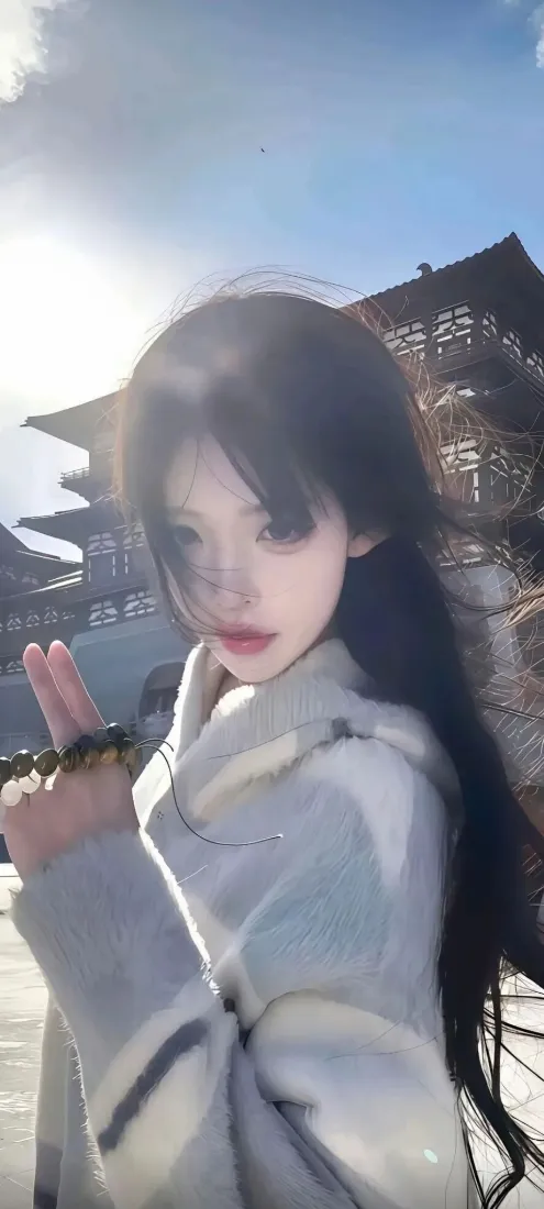 长发美女手机壁纸｜晴天户外背景图片 - 白色外套自拍「哲风壁纸」