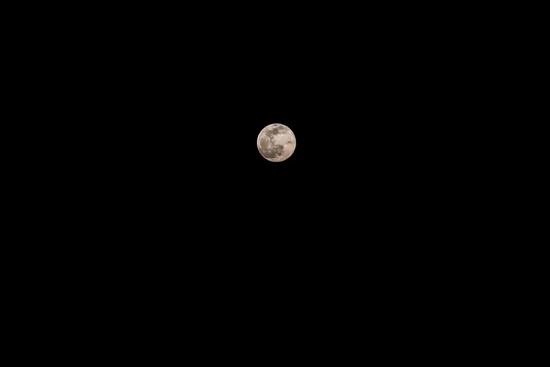 4k月球壁纸｜黑色夜空背景图片 - 满月月表特写「哲风壁纸」
