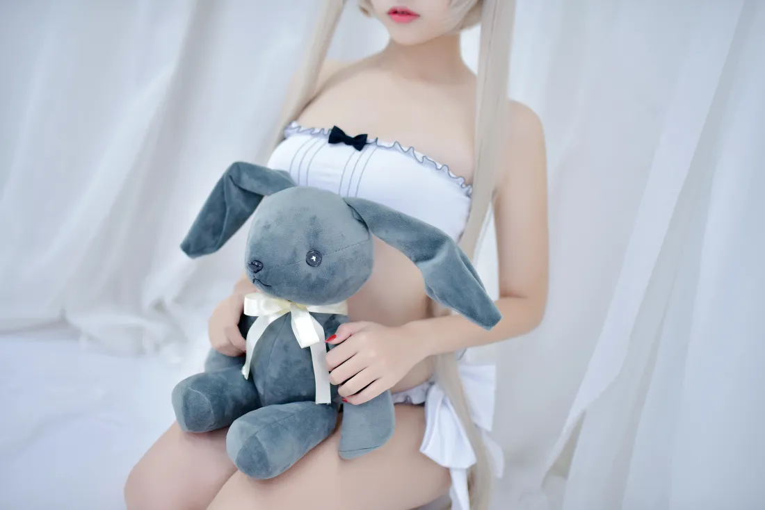 7k春日野穹壁纸｜白色比基尼背景图片 - 穹妹cosplay抱兔玩偶「哲风壁纸」