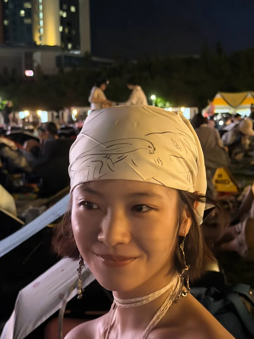 李庚希手机壁纸｜夜市夜景背景图片 - 头巾微笑随拍「哲风壁纸」