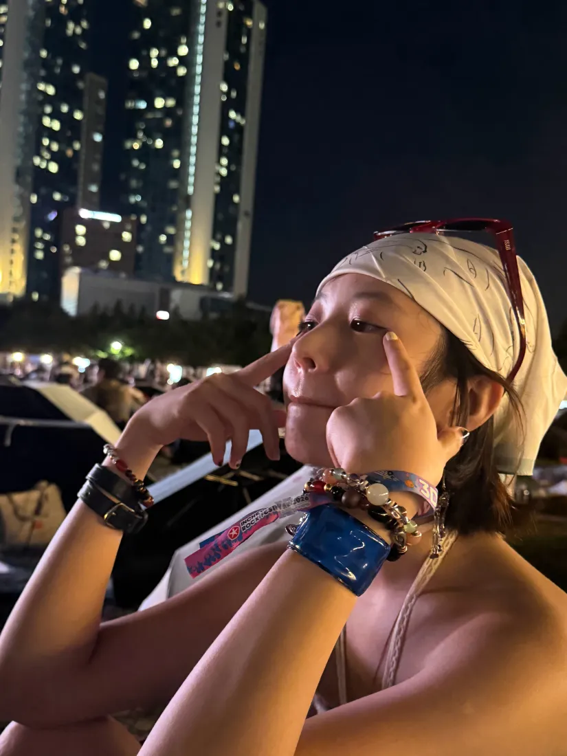 李庚希手机壁纸｜夜景城市背景图片 - 头巾少女俏皮随拍「哲风壁纸」