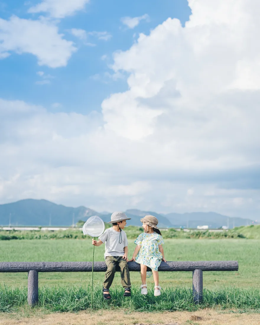 童真孩童手机壁纸｜郊野草地背景图片 - 蓝天白云两小无猜夏日时光「哲风壁纸」