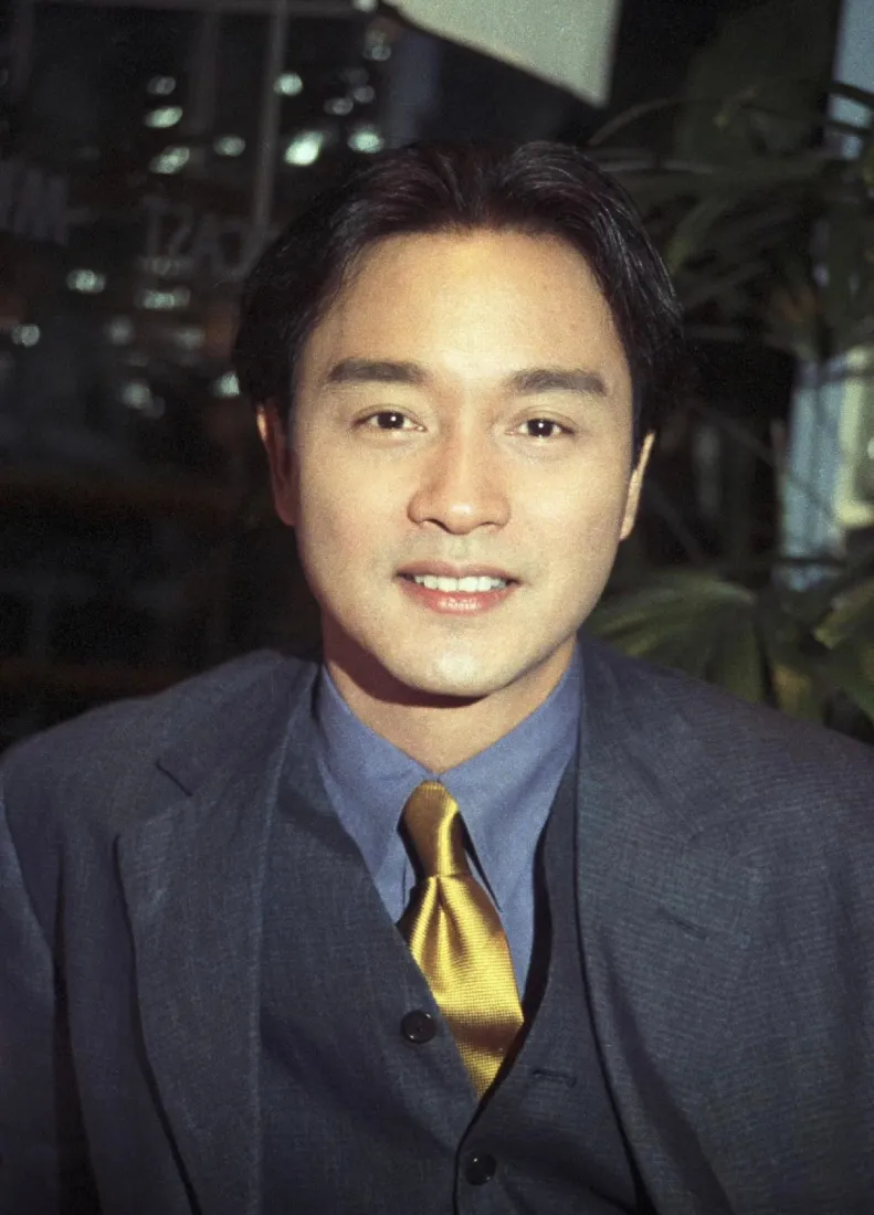 张国荣手机壁纸｜深色西装背景图片 - 金色领带港风人像「哲风壁纸」
