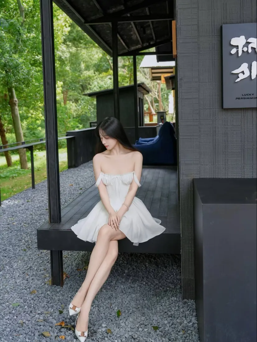 白裙美女手机壁纸｜林间黑色建筑背景图片 - 清冷纯欲写真「哲风壁纸」